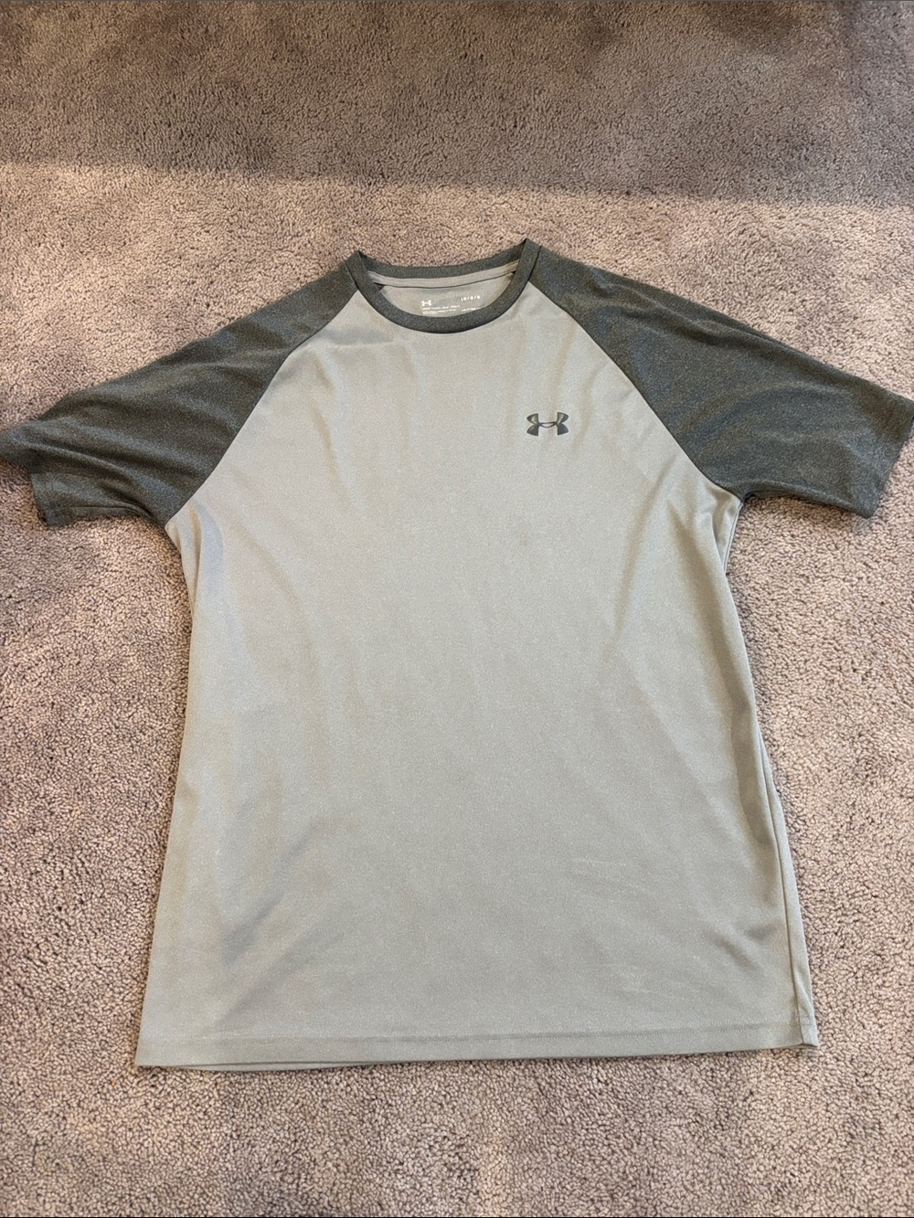 UA Men's Short Sleeve Raglan Performance Shirt in Light Gray and Dark Gray